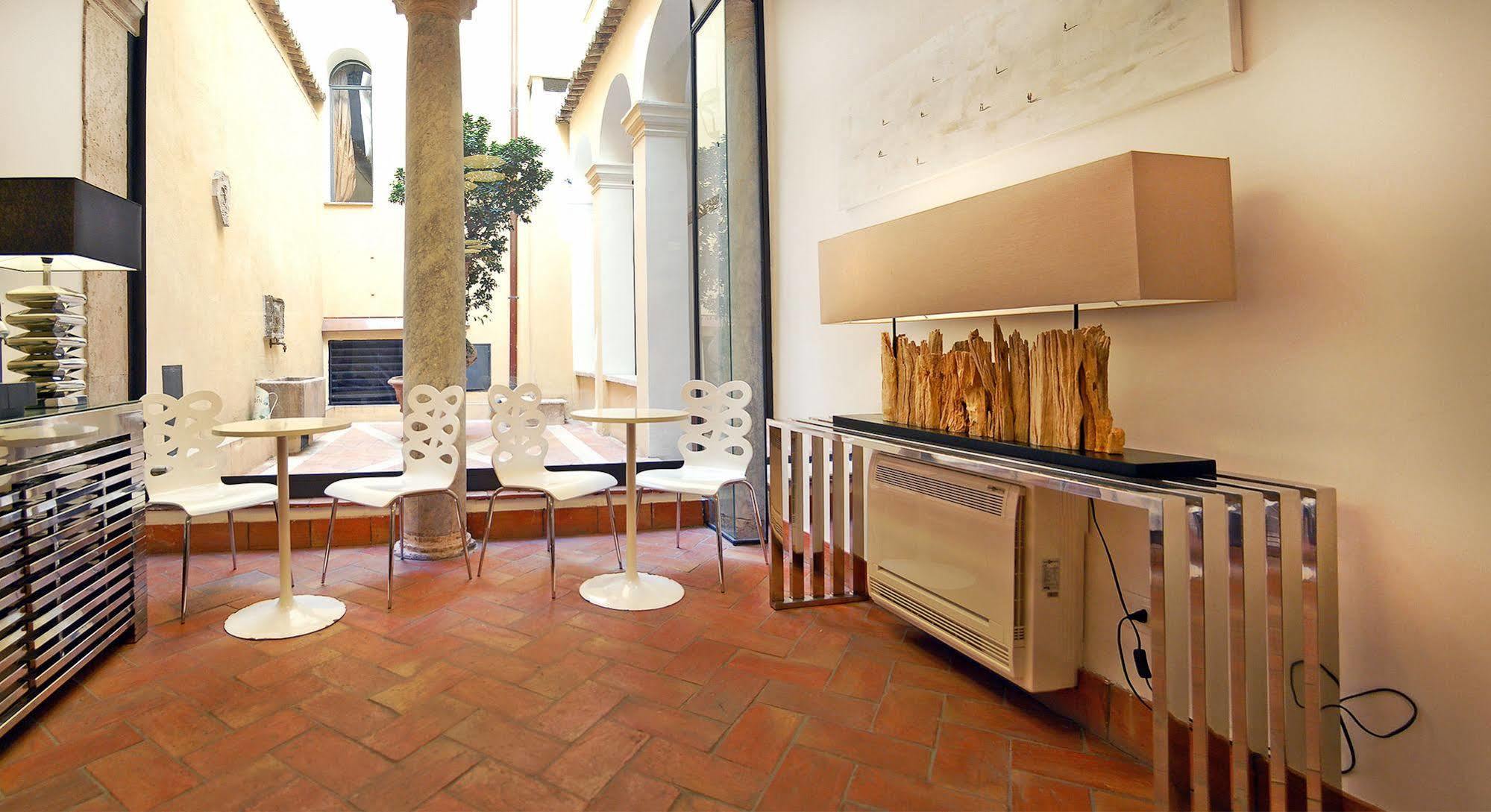 Navona Luxury Aparthotel 2*